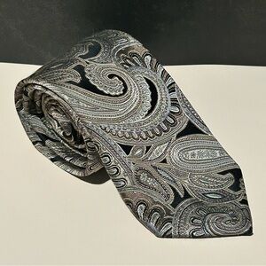 Geoffrey Beene 100% Silk Black and Silver Paisley 61” Tie